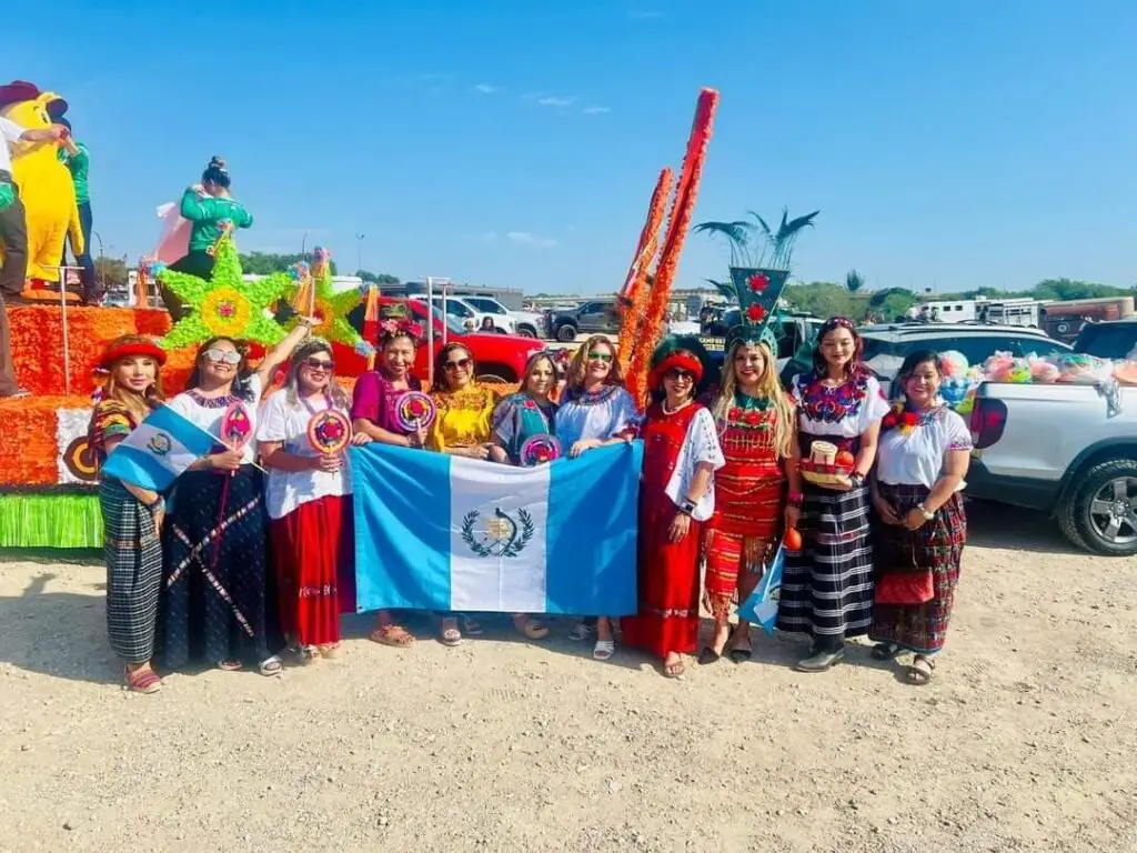 Preparándonos para el inicio del recorrido de la carroza de Campero y de Guatemala en el Desfile Hispano de Fort Worth, que concidió con la fiesta de independencia guatemalteca. (Foto Kiara Vera) – SoyMigrante.com – SoyMigrante.com