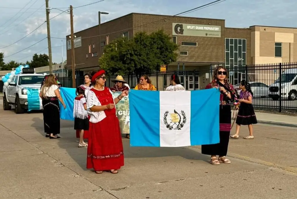 No éramos muchas pero sí todas guatemaltecas y con gran entusiasmo para representar a nuestro país con indumentarias indígenas, la bandera y cantos tradicionales. (Fotografía cortesía Kiara Vera) – SoyMigrante.com – SoyMigrante.com