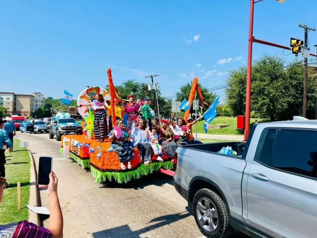 Ya en pleno recorrido. Nos sorprendió y alegró tanto ver a grupos de guatemaltecos en el recorrido del desfile de la Hispanidad de Forth Worth, el domingo 15. (Foto Kiara Vera) – SoyMigrante.com – SoyMigrante.com