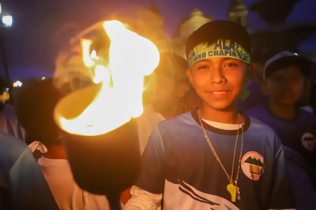 Estudiantes guatemaltecos participan en actividad de antorchas por el día de la Independencia 2024. (Fotografía Oscar Rivas)