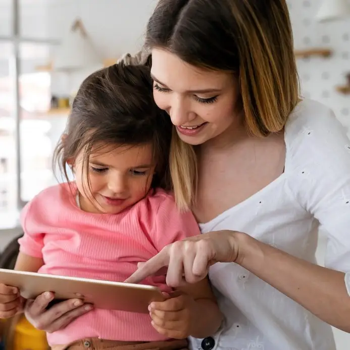 ¿Estás lejos de tus hijos? Seis claves para mantener una comunicación efectiva