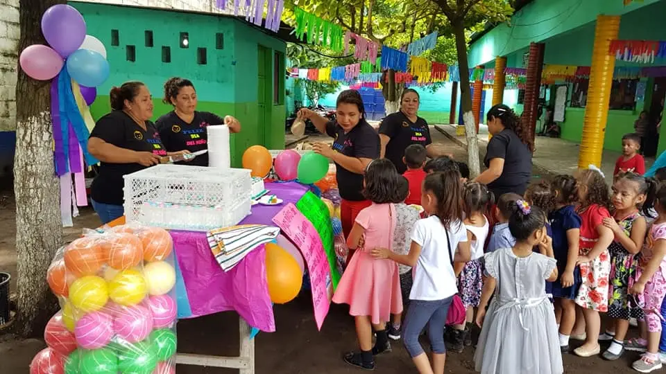 Festejo del Día del Niño en 2023, en una escuela de La Gomera, Escuintla, organizado con apoyo de migrantes guatemaltecos en Connecticut, que confían en la total integridad del guatemalteco Leonel Arenas. – SoyMigrante.com – SoyMigrante.com