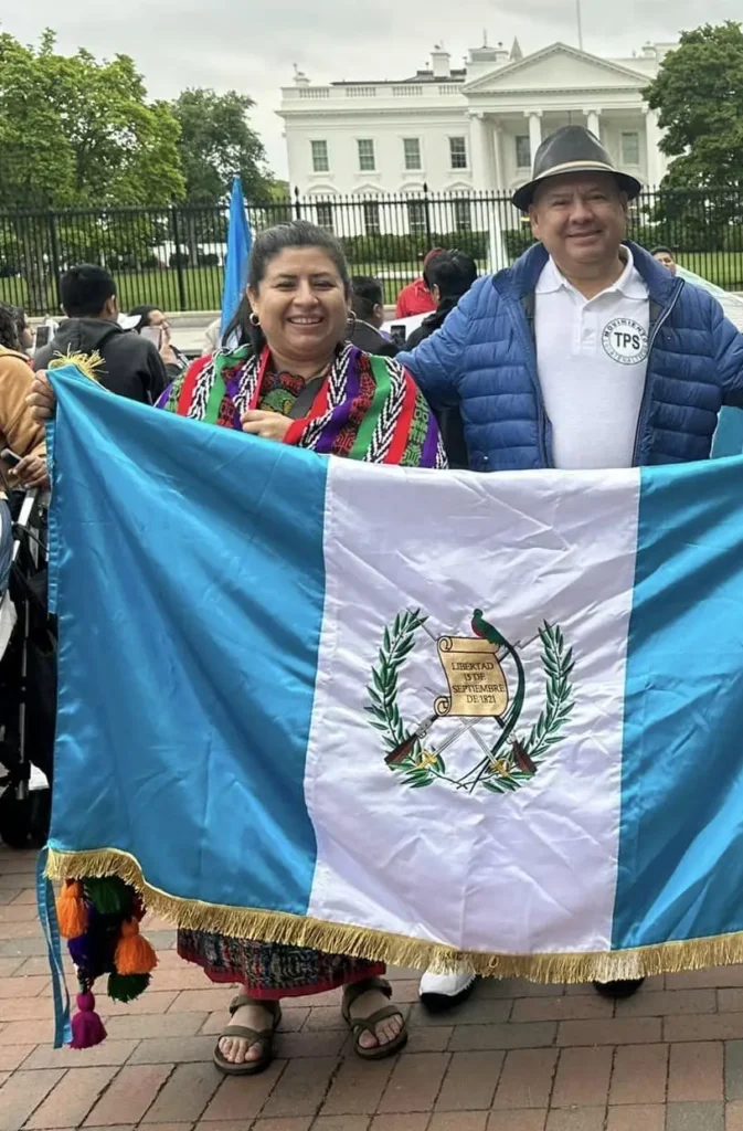 Mónica del Cid, líder migrante guatemalteca de Carolina del Norte, durante una actividad en favor del TPS Guatemalteco. Junto a ella, Leonel Arenas, lider migrante guatemalteco de Connecticut. – SoyMigrante.com – SoyMigrante.com