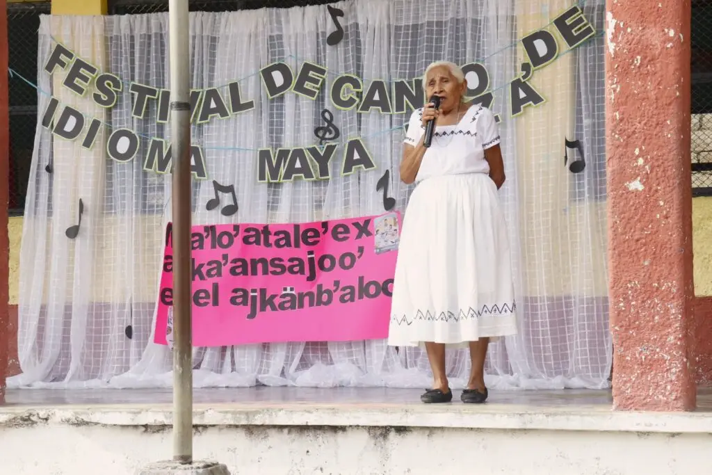 Doña Irma Chayax participa en actividades escolares y juveniles en las cuales se promueve el uso y recuperación del idioma Itza'. Fotrografía Academia de Lenguas Mayas, comunidad Itza'. – SoyMigrante.com – SoyMigrante.com