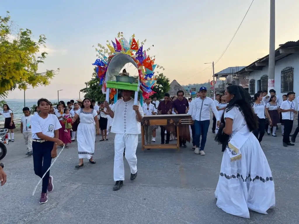 Existen proyectos de la comunidad lingüística Itza para evitalizar el idioma e impulsar sus tradiciones entre la niñez y juventud. Sin embargo, la cantidad de hablantes de Itza' sigue reduciéndose. (Fotografía Comunidad Itza) – SoyMigrante.com – SoyMigrante.com