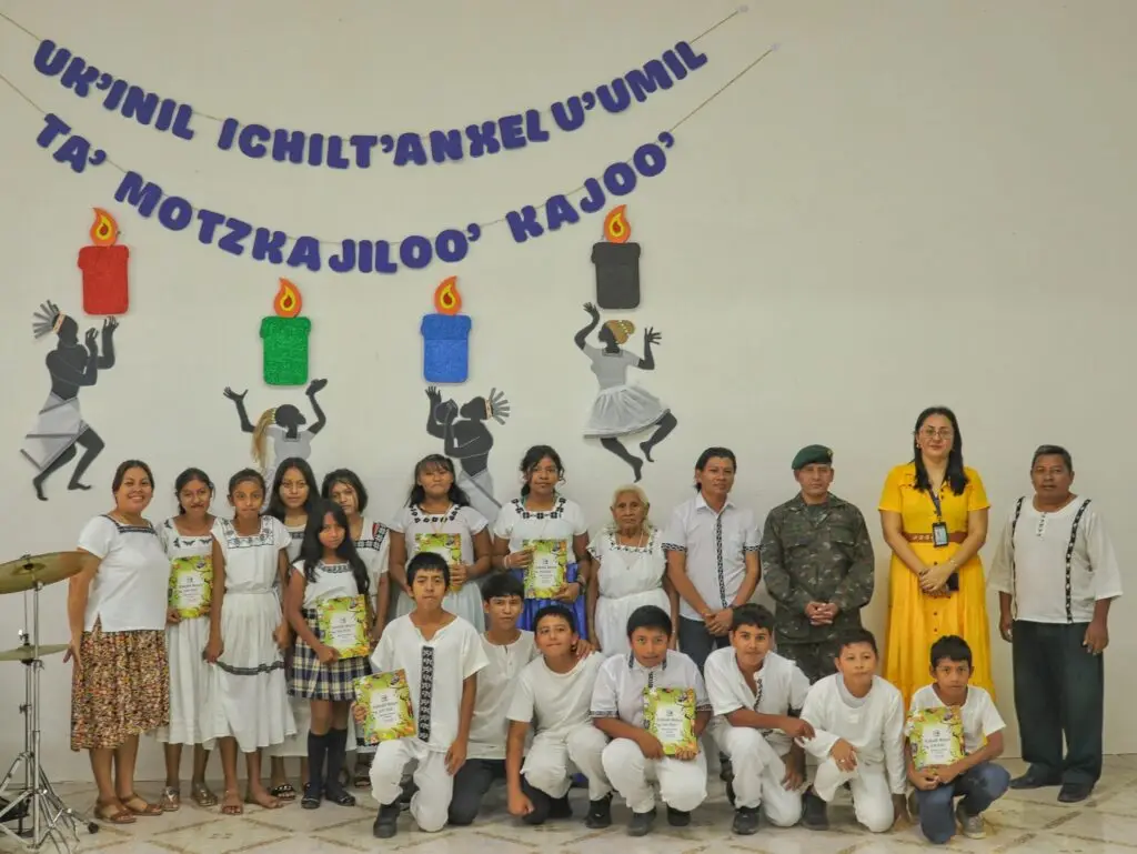 Certámenes de baile y relatos de la tradición Itza' figuran dentro de las estrategias para tratar de mantener vivo este idioma. (Foto Academia de Lenguas Mayas Comunidad Itza) – SoyMigrante.com – SoyMigrante.com