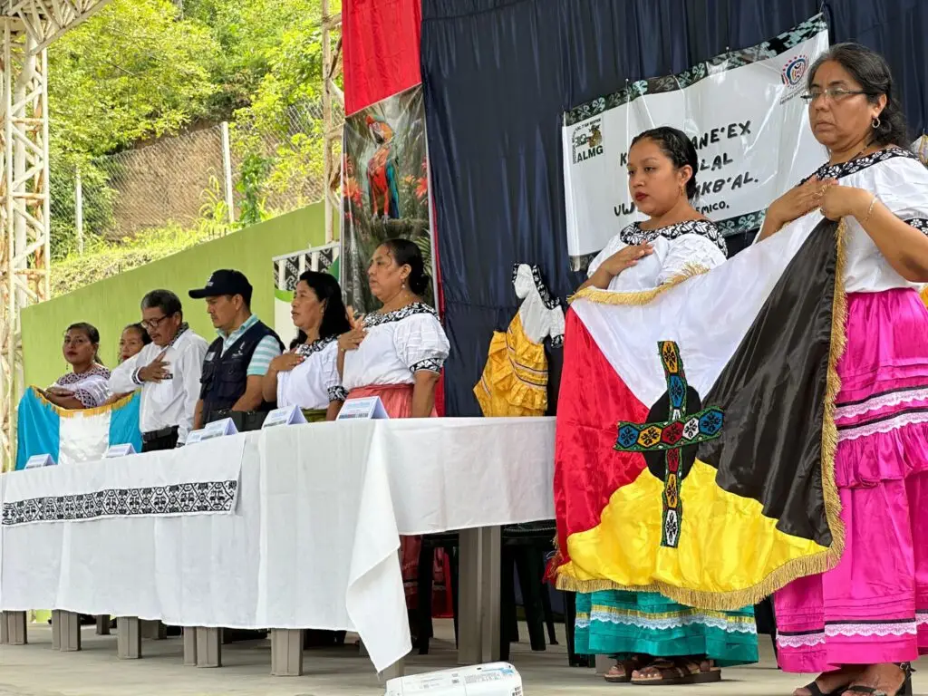 Actividad cívica de 2021 impulsada por la Academia de Lenguas Mayas Comunidad Mopan, en San Luis Petén. (Foto Muni San Luis) – SoyMigrante.com – SoyMigrante.com