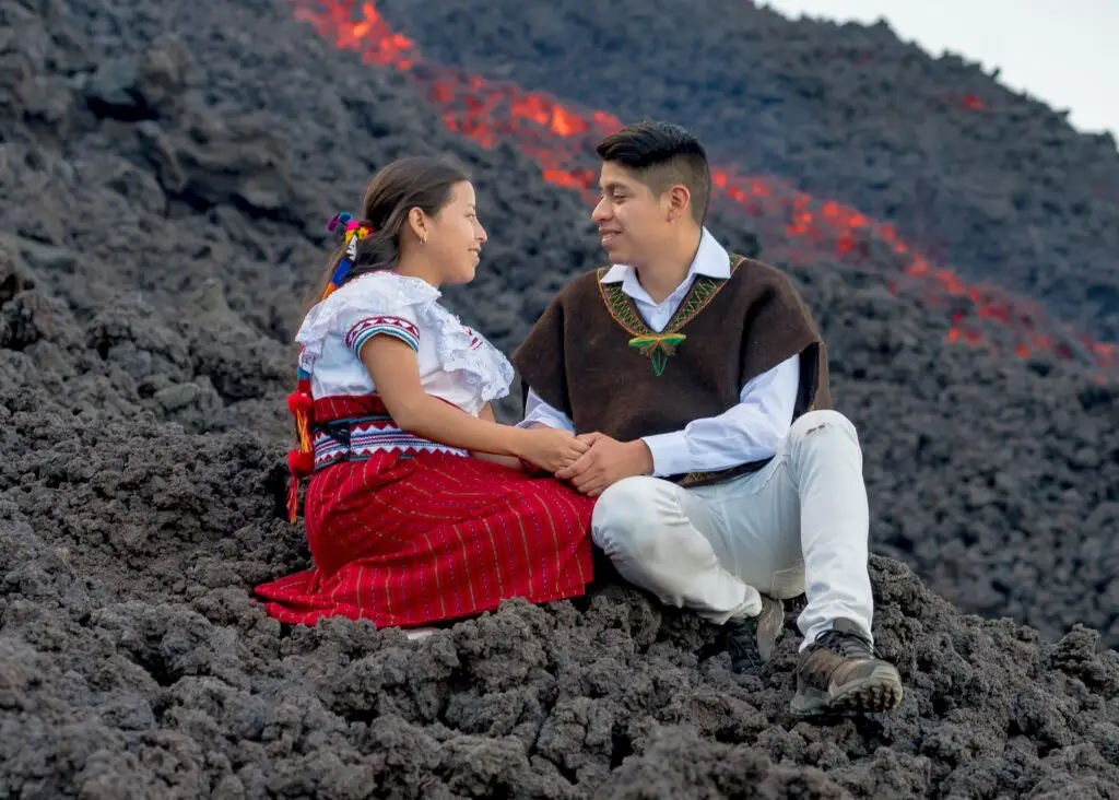 El corte rojo con huipil blanco es representativo de la mujer q'anjob'al en la indumentaria de uso cotidiano. El Kapixay, de lana negra es la prenda más representativa del hombre Q'anjob'al. (Foto Abel Juárez) – SoyMigrante.com – SoyMigrante.com