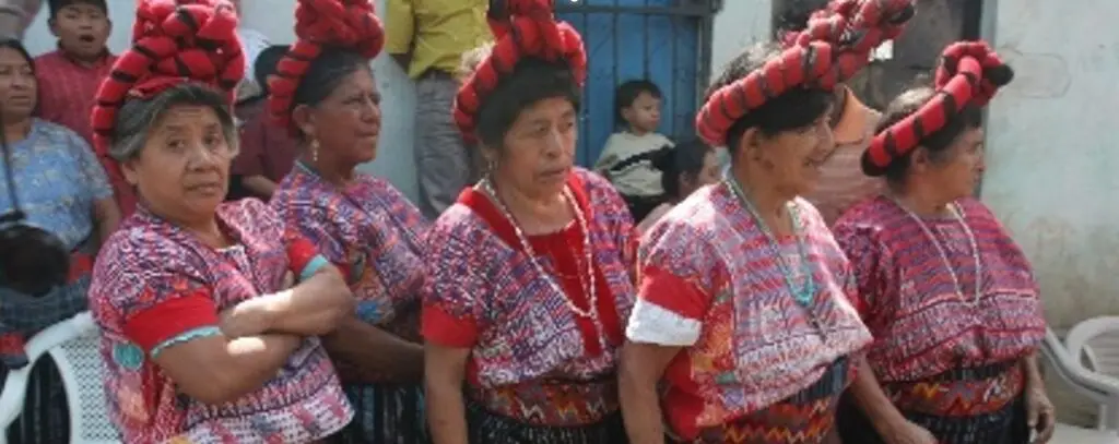 El tocado rojo o Tun es tradicional de la indumentaria Poqomam, especialmente en Mixco. (Fotografía Edwin Castro) – SoyMigrante.com – SoyMigrante.com