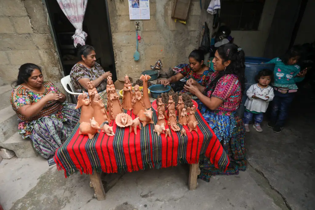 En todas partes de Guatemala hay talleres de artesanía y elaboración de productos a mano, como esta alfarería en Chinautla a cargo de mujeres de la etnia Poqomam. Foto cortesía Oscar Rivas. – SoyMigrante.com – SoyMigrante.com