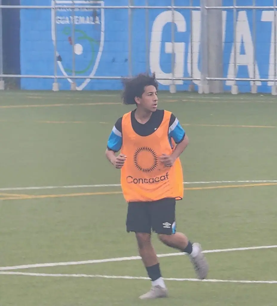 Christian Rodríguez, seleccionado sub 17, hijo de migrantes, durante la práctica en la concentración de la Selección en Guatemala. – SoyMigrante.com – SoyMigrante.com