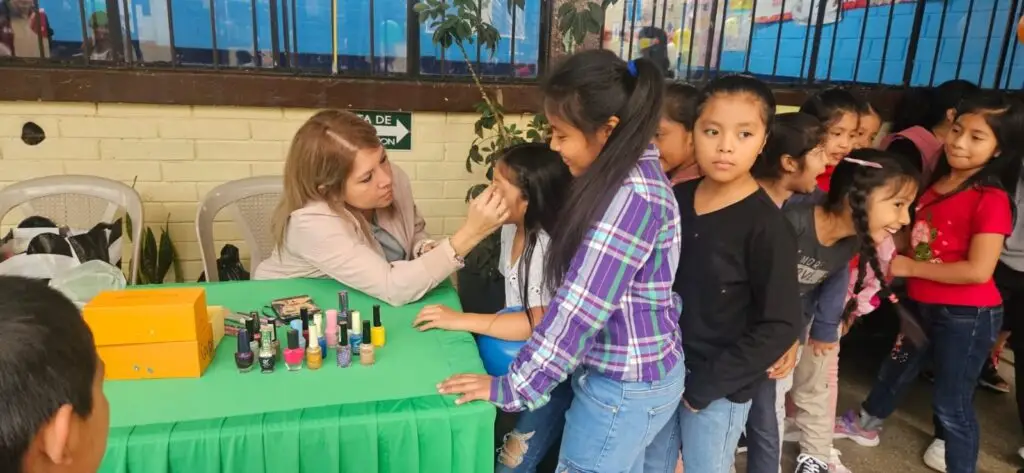 La actividad de pintacaritas atrajo la atención de muchas niñas de la escuela Santos Toruño. – SoyMigrante.com – SoyMigrante.com