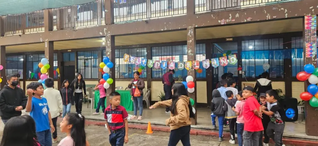 Un día de felicidad: la escuela Santos Toruño de la zona 8 dcapitalina, festejó de nuevo el Día del Niño después de varios años sin hacerlo gracias al aporte de damas guatemaltecas migrantes. – SoyMigrante.com – SoyMigrante.com