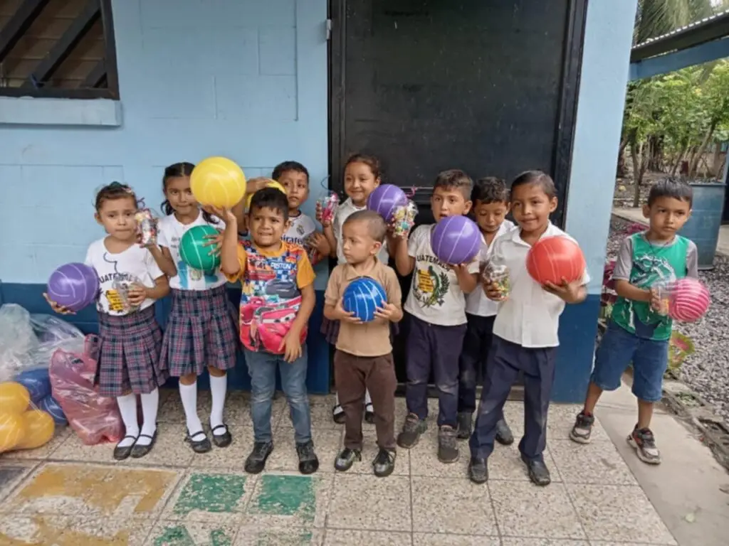 Niños y niñas de todos los grados de preprimaria y primaria, de las escuelas beneficiadas, recibieron su porción de pastel migrante y una pelota: un monto que abarcó a más de 6 mil infantes y que fue sufragado con donantes que confían en la labor de Leonel Arenas. – SoyMigrante.com – SoyMigrante.com