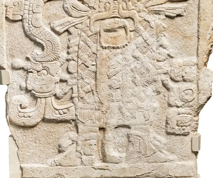 Todo el traje de la reina Ix Mutal Ahau estaba hecho con placas y cuentas de jade, un material considerado sagrado por los mayas. (Fotografía reproducida con permiso del Museo De Young, de San Francisco, en donde se conserva esta pieza) – SoyMigrante.com – SoyMigrante.com