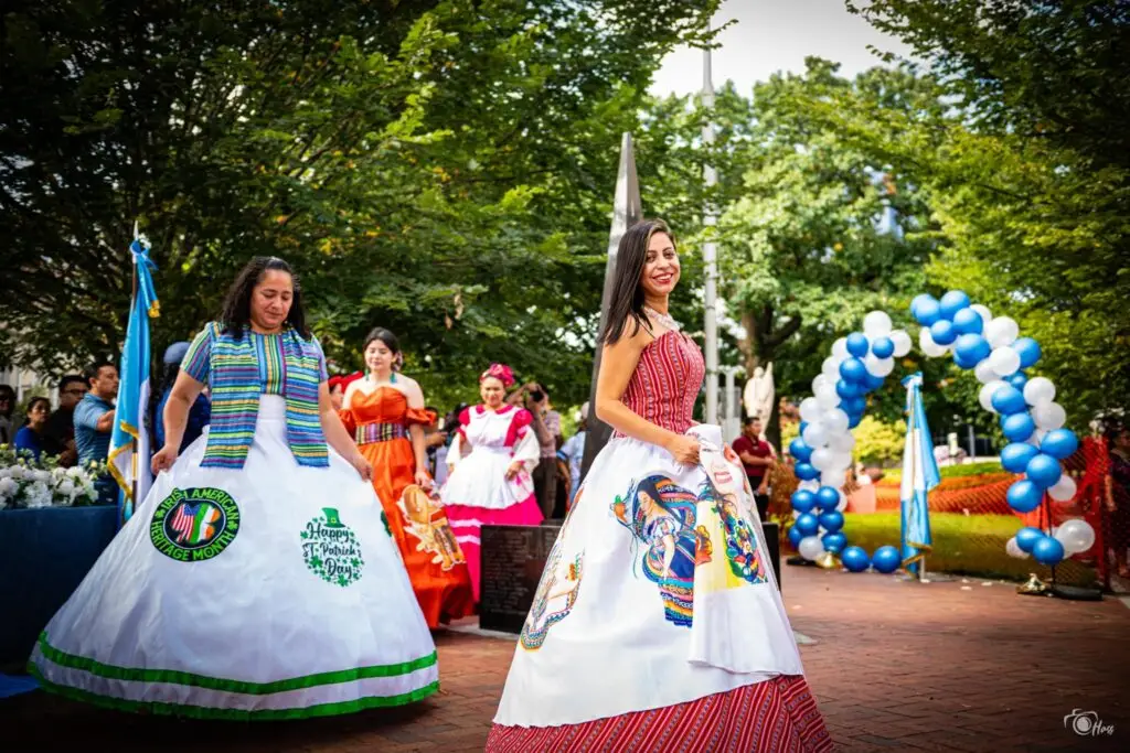 La unidad de la comunidad guatemalteca en Connecticut permite socializar a las diferentes generaciones.