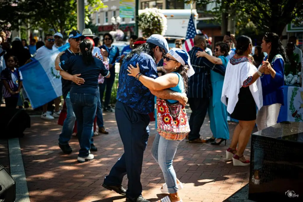 A través del Grupo Quetzal también se apoya para llevar alegría a los chapines que extrañan Guatemala.