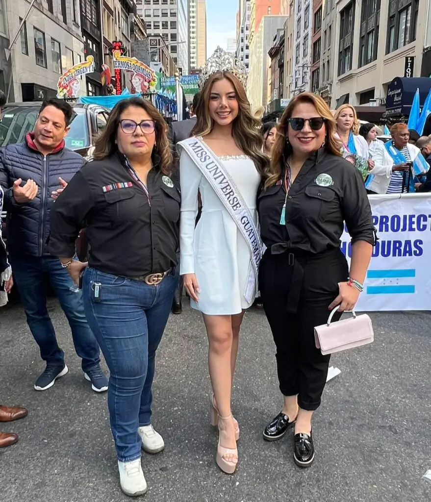 Las empresarias guatemaltecas Brenda Castellanos y Ana Prince, del restaurante Ix Nueva York, junto a Miss Universo Guatemala Gabriela Villanueva, cuya participación fue posible gracias a la Cámara de Comercio Guatemala Nueva York. (Fotografía cortesía Ana Prince) – SoyMigrante.com – SoyMigrante.com