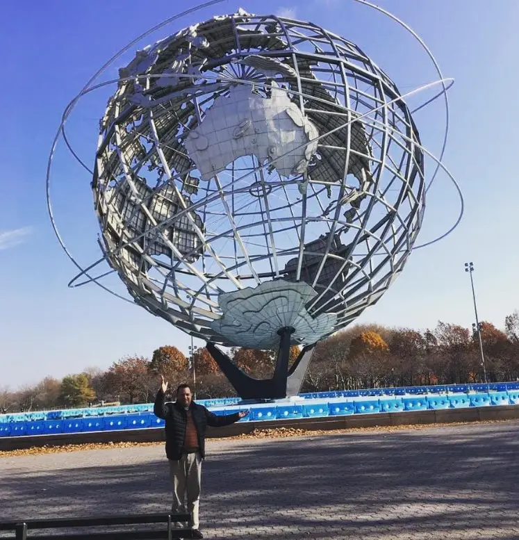 Manuel Orantes-Álvarez, escritor guatemalteco en Corona Park Nueva York 2019. – SoyMigrante.com – SoyMigrante.com