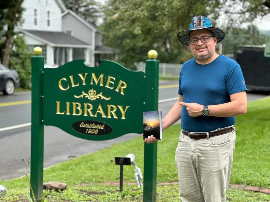 Escritor Manuel Orantes-Alvarez en 2023, en Pensilvania donde aceptaron dos ejemplares de la obra "Historia de Un Amor Expatriado" para su colección. En "Climary Library" una de las bibliotecas más antiguas del área fundada en 1906. – SoyMigrante.com – SoyMigrante.com