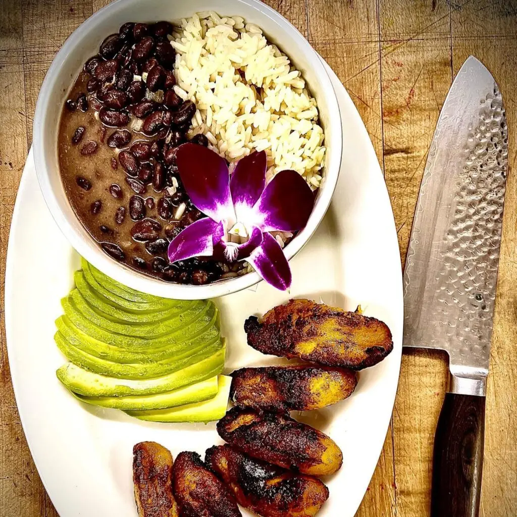 Un desayuno muy chapín: frijolitos, arroz, platanitos, con toque de Ix NY